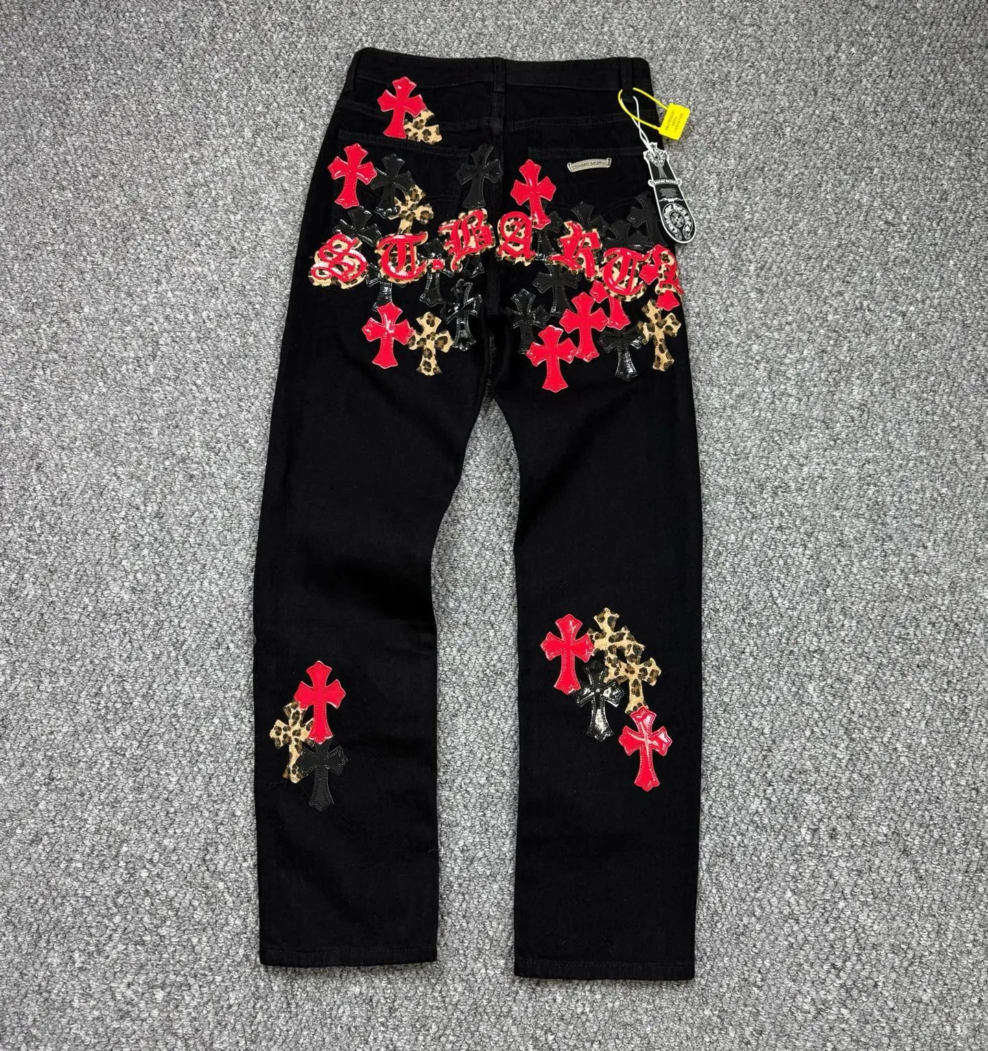 P240 Style No.: H836 ChromeHearts & ChromeHearts Patent Leather Spliced ​​Red Cross Spliced ​​Leather Straight Jeans Ceiling-Level Jeans A pair is hard to find at the counter‼ ️About Zangyin✅This is an extremely luxurious fashion brand that can also be called the aristocracy of the high street. It has always been an exclusive brand for some hipsters or rich second generations. The color of this model is already very eye-catching by using a unique washed material. It is decorated with pink patch cross flowers, which cleverly highlights the charm of the brand. Secondly, this model adopts a classic high-waist cut design, which highlights the long legs and fashionable temperament of the upper body. The brand is highly recognizable and the slim-fitting configuration is more suitable for daily wear. The personality will be fashionable and the specifications can be seen at a glance. Materials and technology ✅ Needless to say, this point goes without saying. As an excellent craftsman brand, Zangyin's requirements for details and craftsmanship are really perfect. The washed color of this model has gone through a lot of processes, not to mention the embellishment of the denim appliqués. It is also purely handmade and sewn. Just like what they believe in, only handmade things have soul and have the meaning of wearing. A top-notch heavy-duty fashionable denim item, recommended by both hands‼ ️ Size: 28, 30, 32, 34, 36 (S-XXL) Color: black